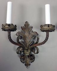 Paire d'appliques murales surdimensionnées en fer forgé espagnol ancien à deux lumières