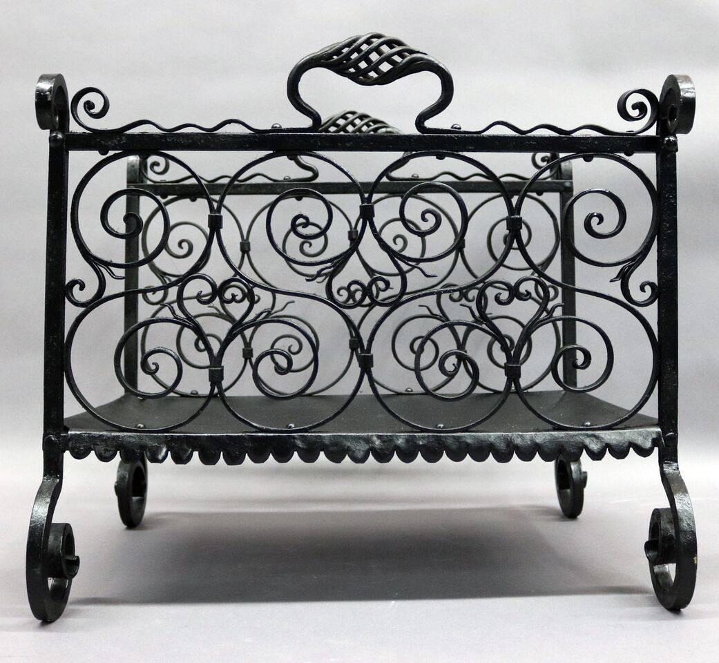 Antique arts and crafts wrought iron log cradle reminiscent of Samuel Yellin, circa 1920.