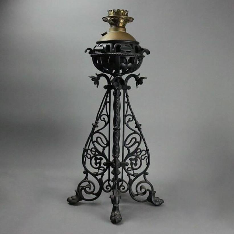 Arts & Crafts Bradley Hubbard Style Leaded Glass and Iron Table Lamp, circa 1910 In Good Condition In Big Flats, NY