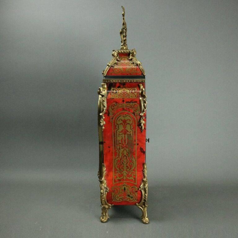 Übergroße Vintage Französisch Louis XIV-Stil Deutsch Franz Hermle Boulle & faux Schildkröte Intarsien Kaminuhr verfügt über vergoldeten roten Gehäuse mit verziert und foliate Ormolu im gesamten:: gekrönt von Kartusche:: sunburst Maske Pendel::
