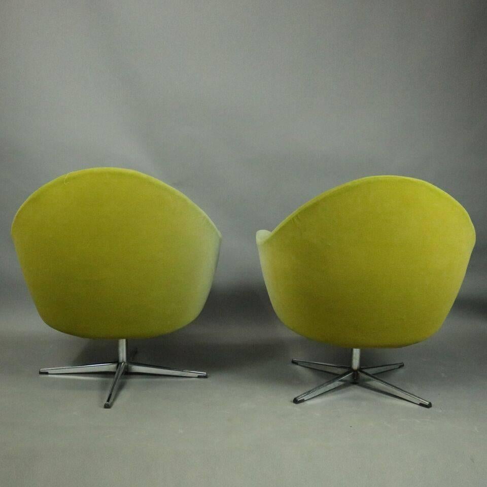 European Pair of Mid-Century Modern Knoll Style Upholstered Swivel Club Chairs
