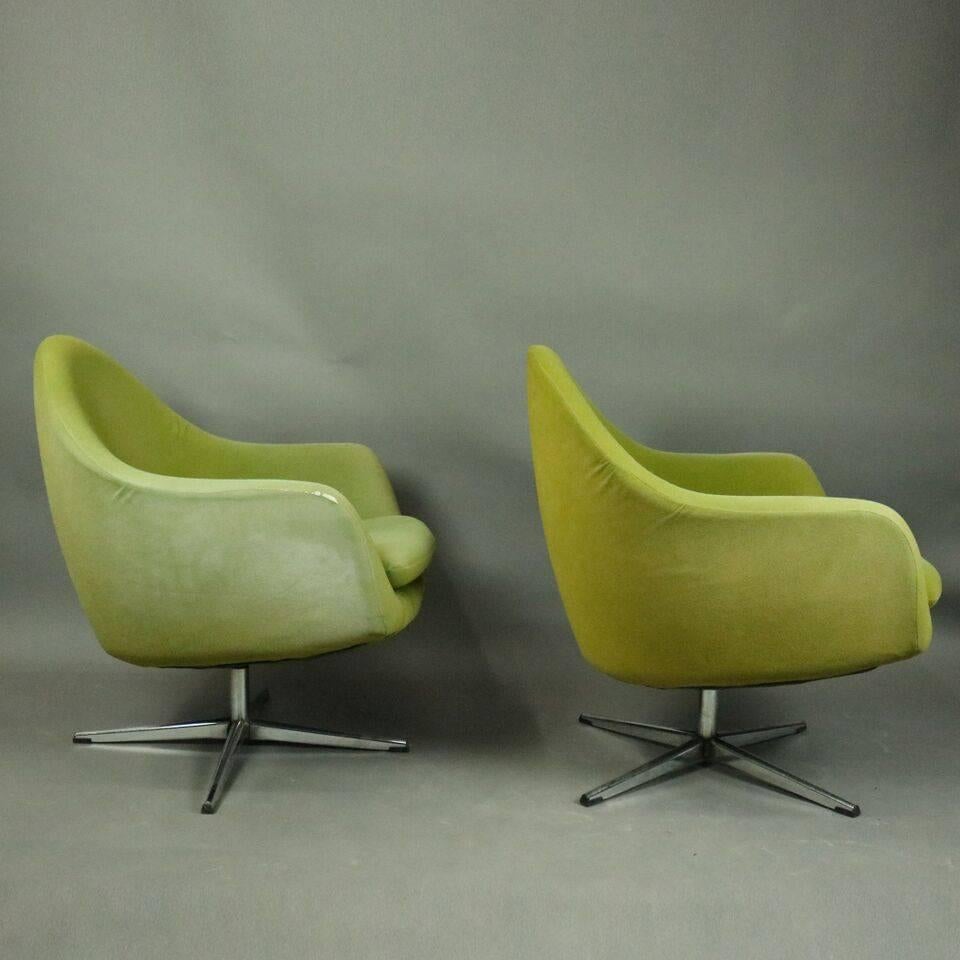 Pair of Mid-Century Modern Knoll Style Upholstered Swivel Club Chairs In Good Condition In Big Flats, NY