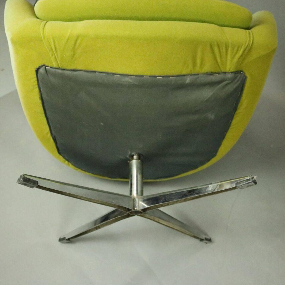 20th Century Pair of Mid-Century Modern Knoll Style Upholstered Swivel Club Chairs