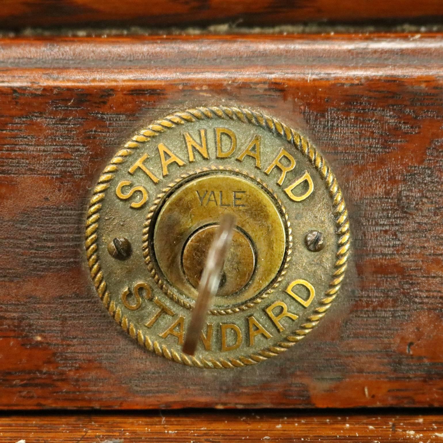 Antique Standard Furniture Co. Oak Raised Panel Roll Top Desk, circa 1890 1