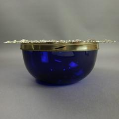 Antike kobaltblaue Glasschale im Gorham-Stil mit floralem Rand aus Sterlingsilber