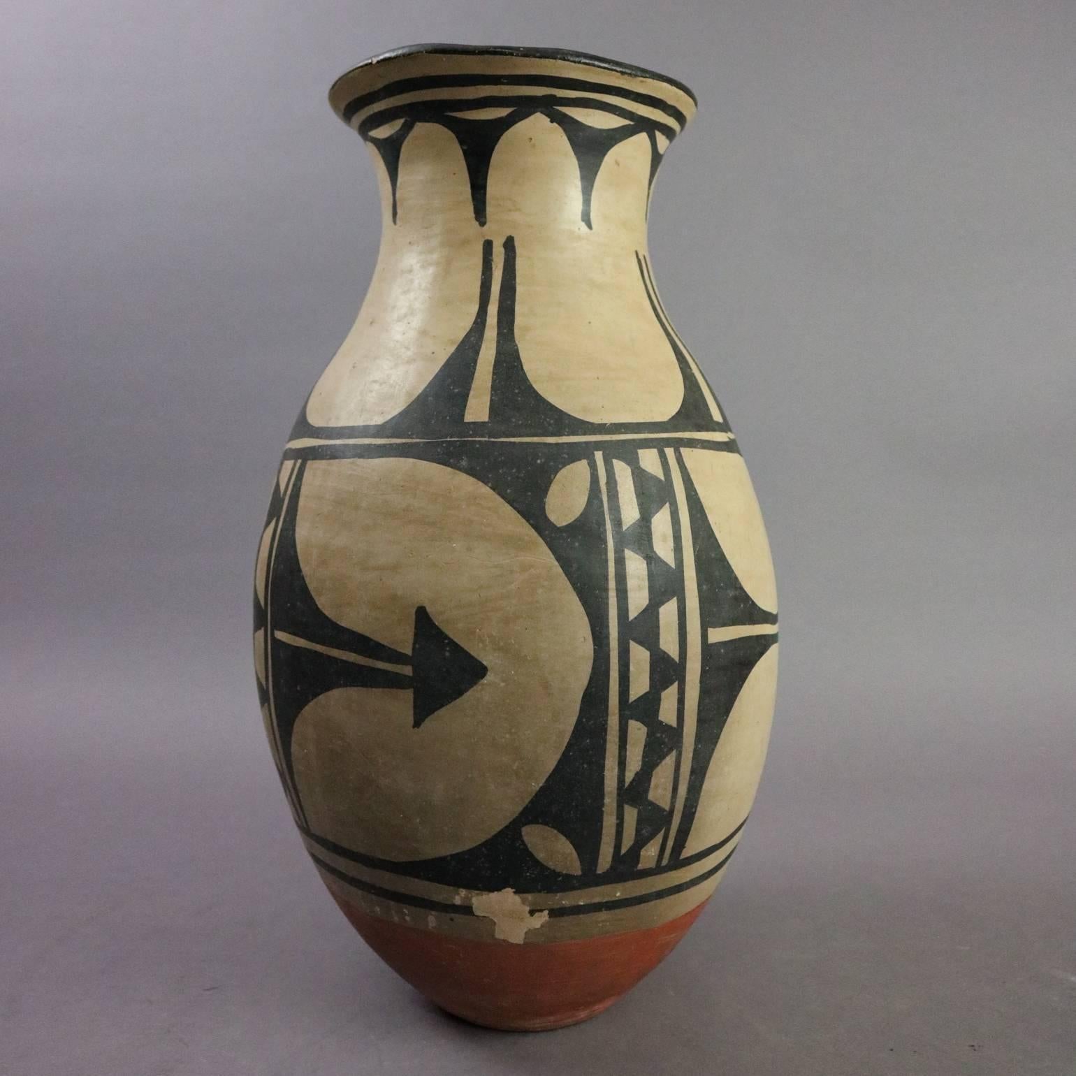 Antique Native American Indian Acoma Decorated Clay Pottery Jar/Vase, circa 1900 In Good Condition In Big Flats, NY