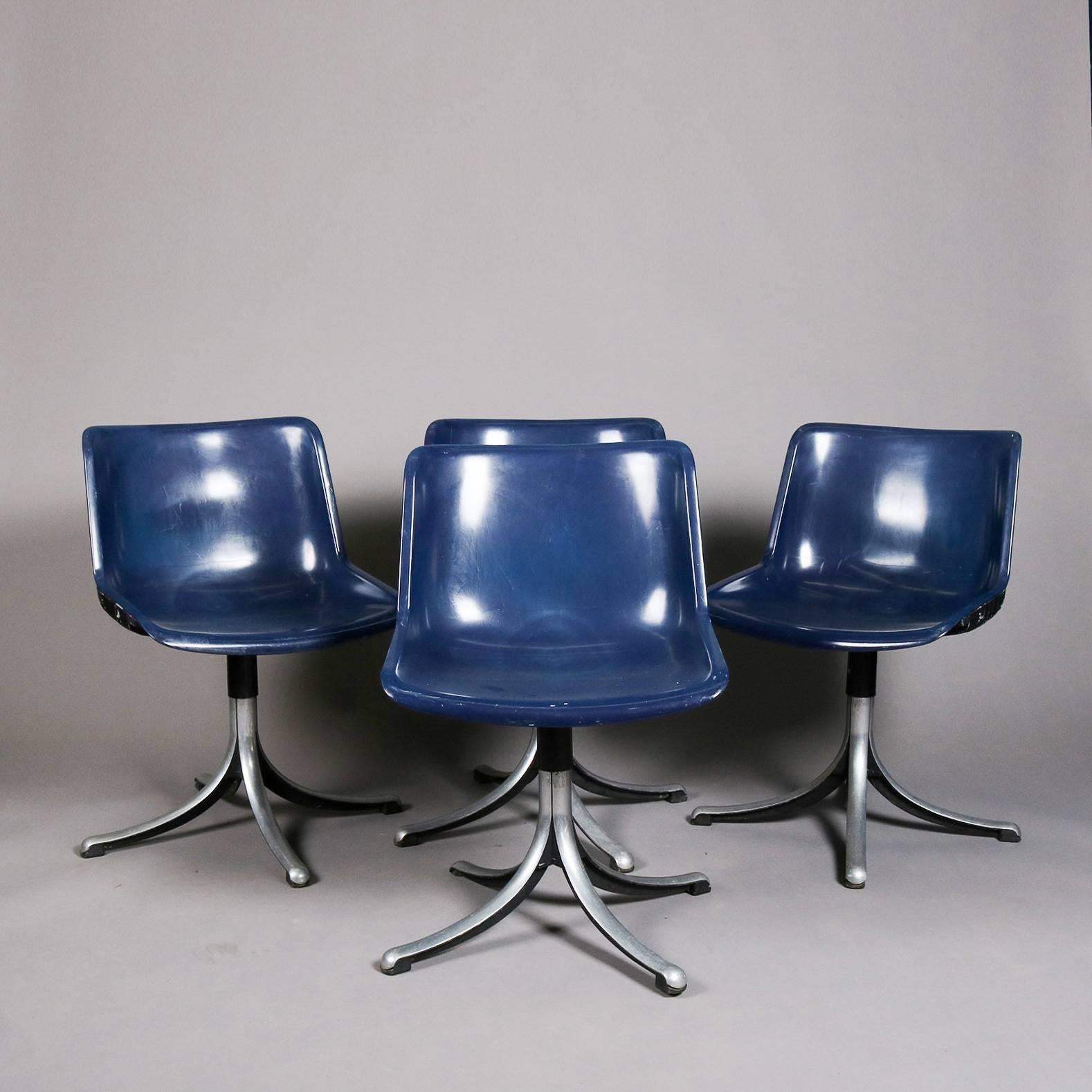 Set of four Mid-Century Modern knoll school chairs features blue molded plastic buckets above four aluminum legs, 20th century

Measures- 29" H x 19" D x 19" W, 24" bs, 15.5" seat H.