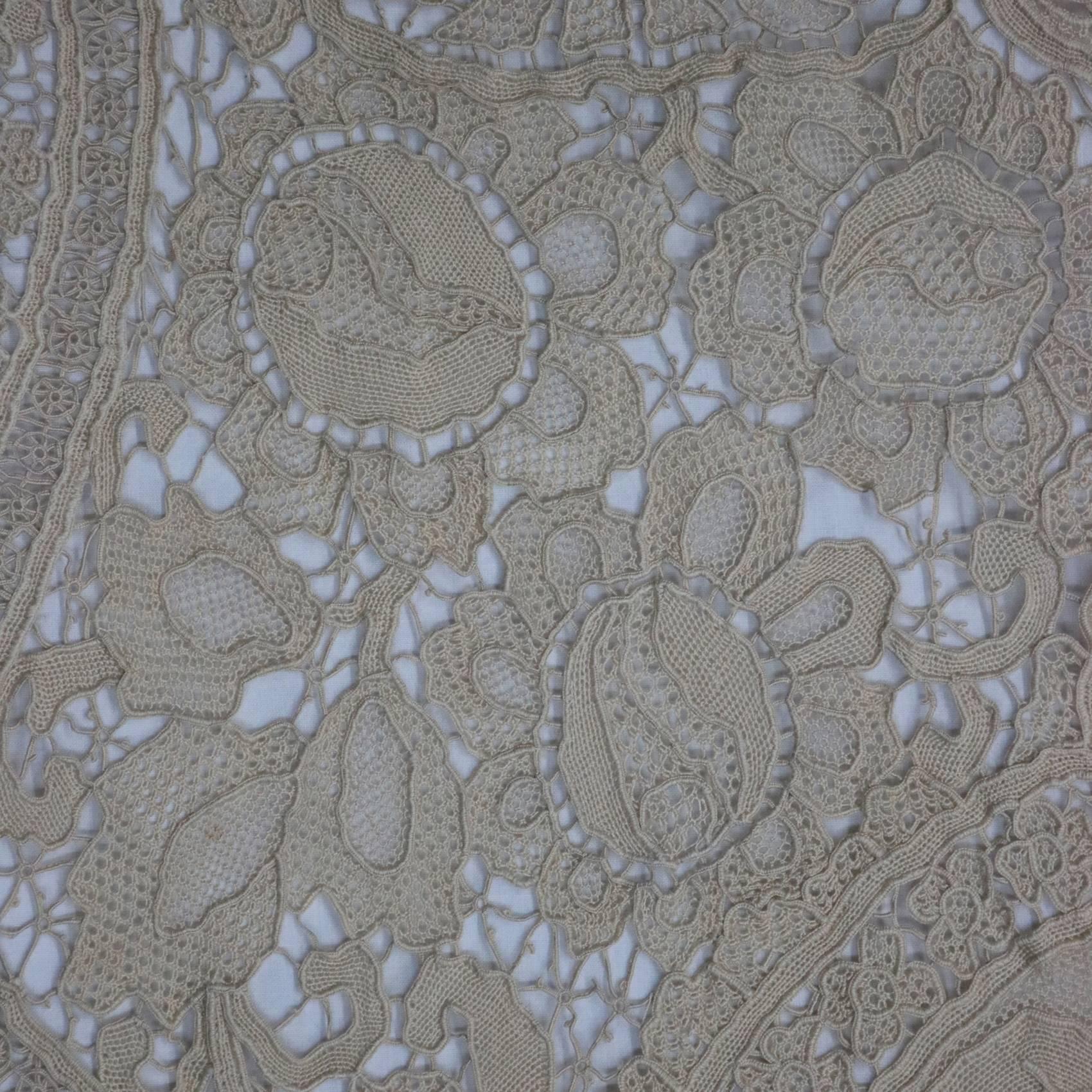 Large Antique Handmade Belgian Zele Figural Needle Lace Table Cloth, 19th C In Good Condition In Big Flats, NY