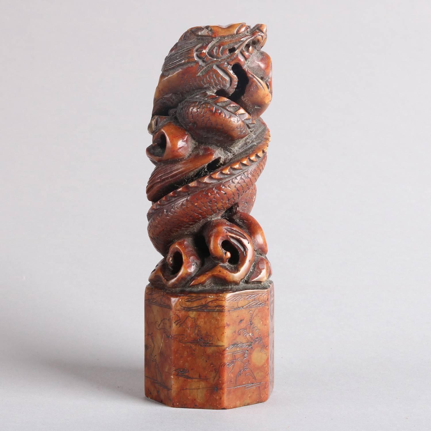 Antike chinesische figurale geschnitzte und eingeschnittene Speckstein-Skulptur Wachs chop Siegel oder Stempel zeigt verflochtene Drachen, chop Marken, 20.

Maße: 5,75