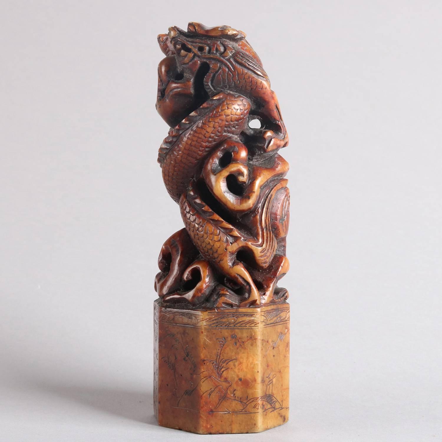 Antike chinesische figurale geschnitzte Seifenschnitzerei mit Siegel, Drachen, 20. Jahrhundert (Handgeschnitzt)