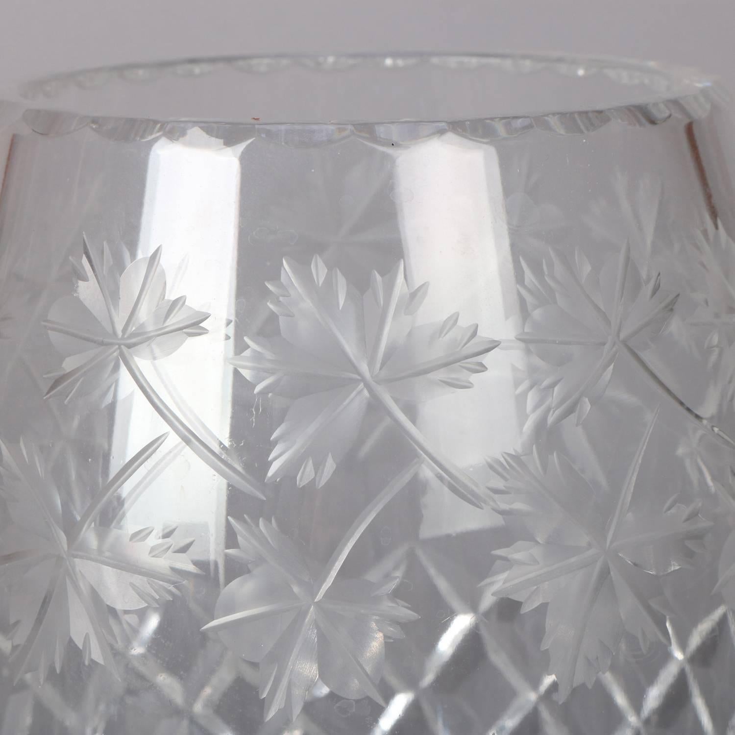 20ième siècle Vase ancien en forme de feuille d'érable en cristal brillant taillé de l'école Hawkes, 20ème siècle en vente