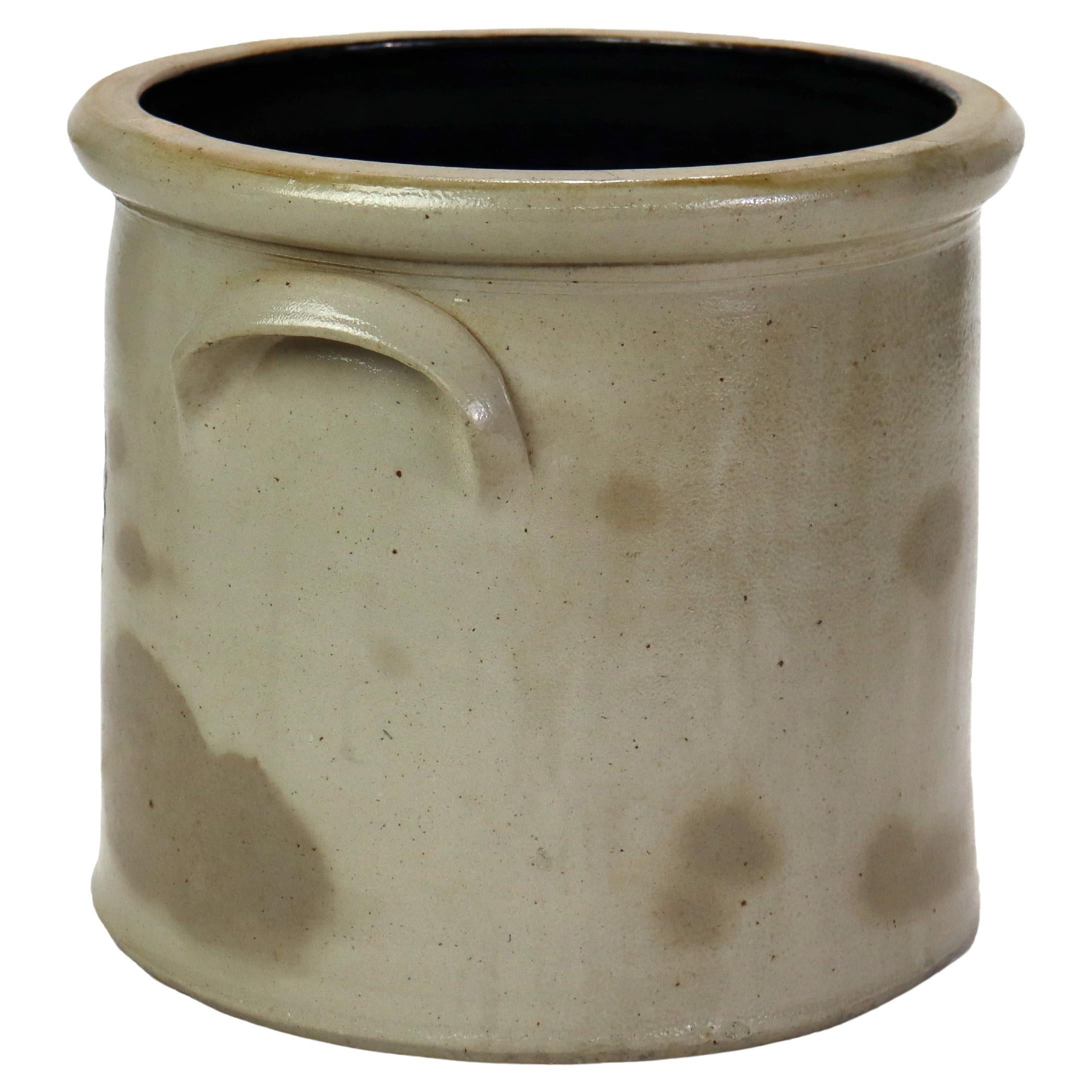 Ancienne cruche en poterie de 3 gallons avec motif de couronne de laurier bleu, signée C1870.  
10
