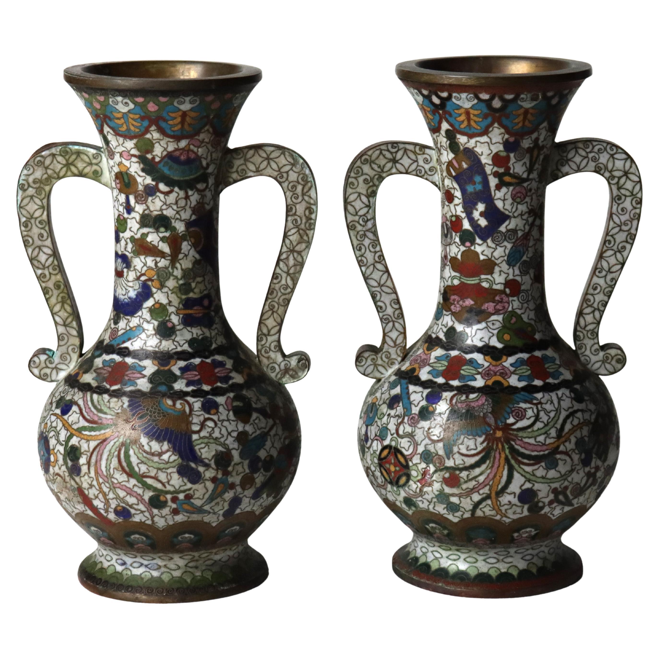 Paire de vases chinois anciens émaillés au cloisonné, signés C1900 en vente