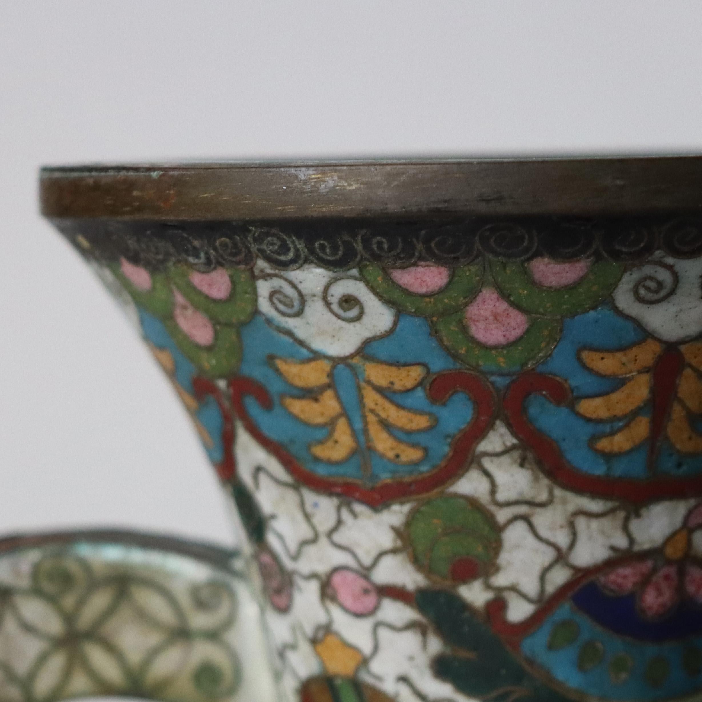 Paire de vases chinois anciens émaillés au cloisonné, signés C1900 Bon état - En vente à Big Flats, NY