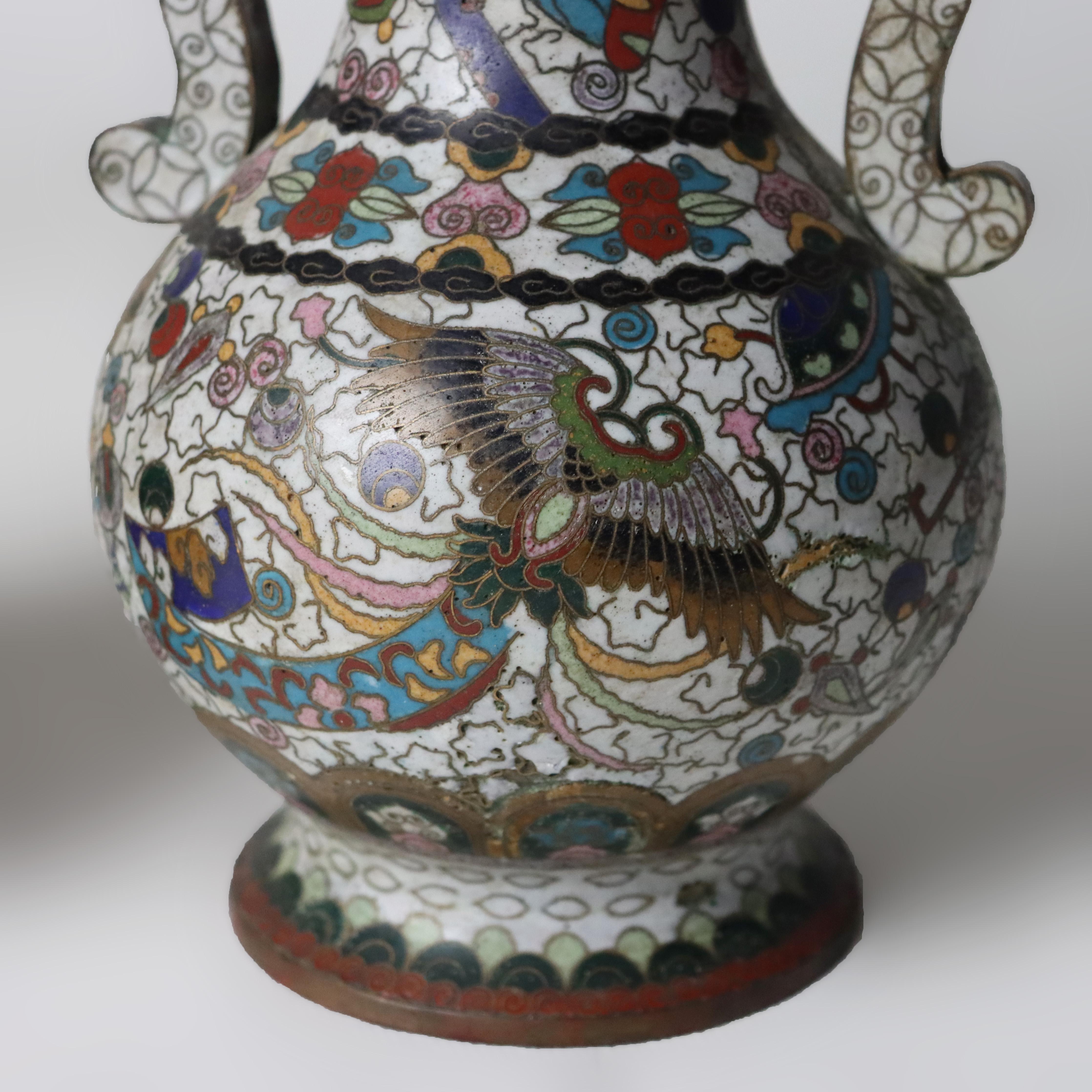 Paire de vases chinois anciens émaillés au cloisonné, signés C1900 en vente 1