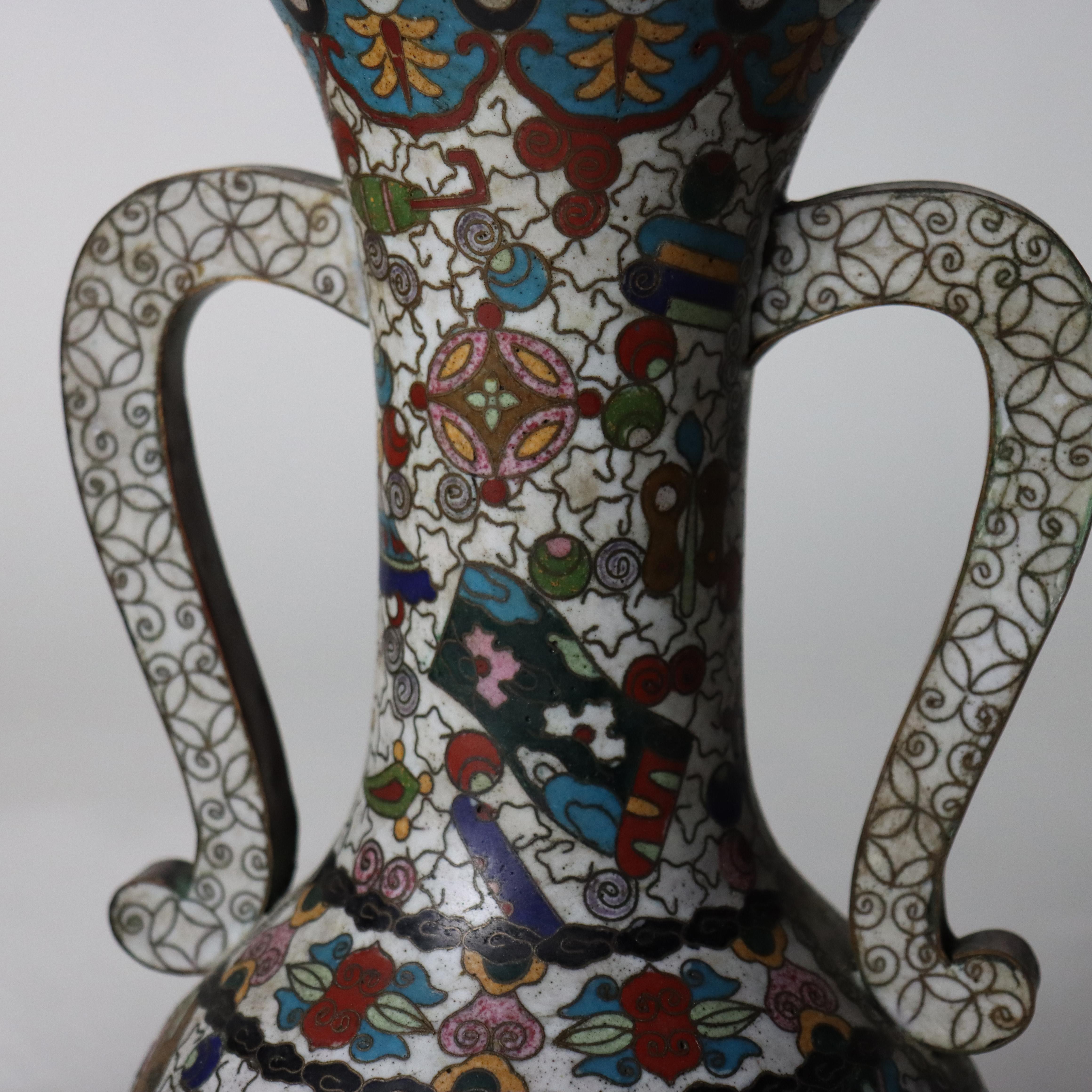 Paire de vases chinois anciens émaillés au cloisonné, signés C1900 en vente 2