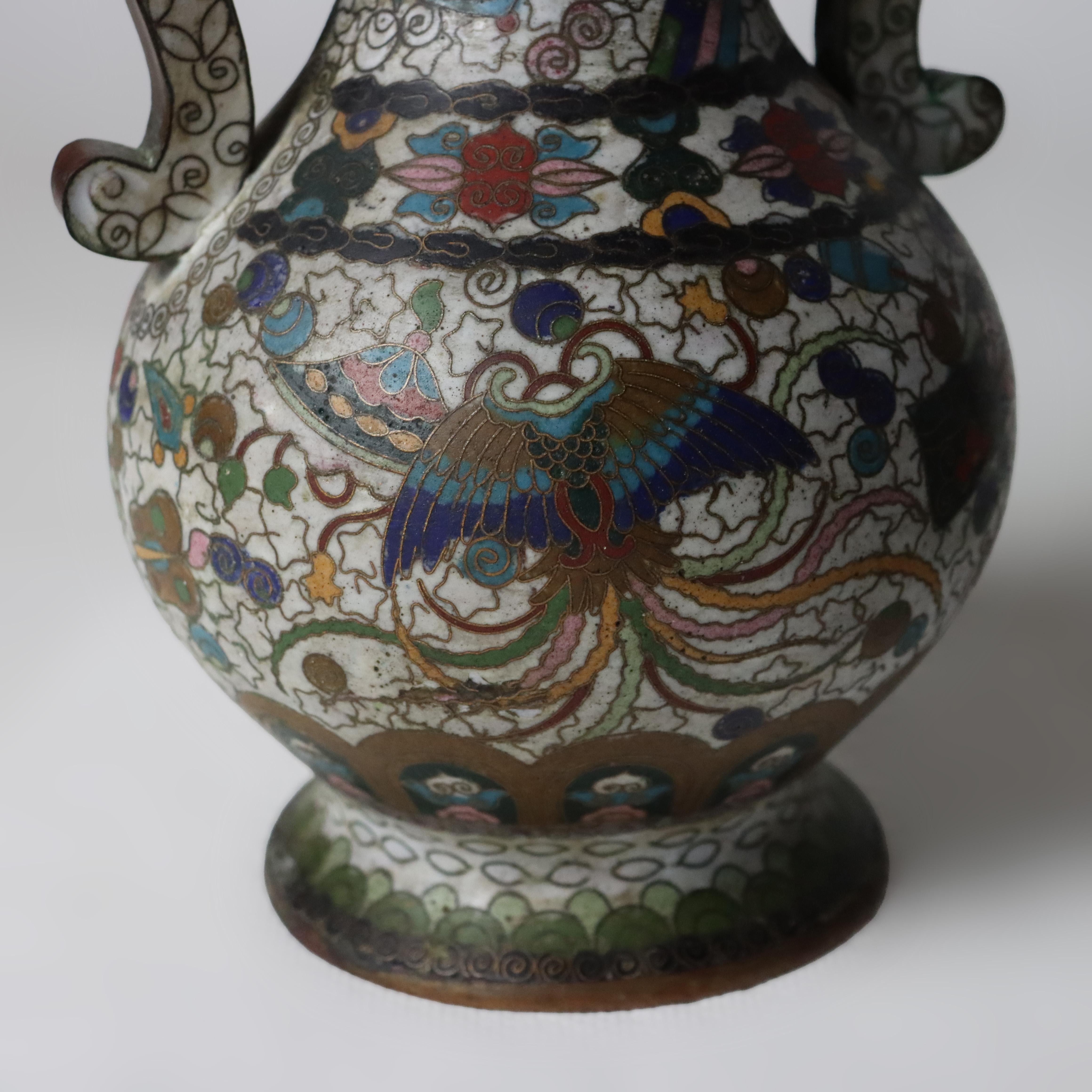 20ième siècle Paire de vases chinois anciens émaillés au cloisonné, signés C1900 en vente