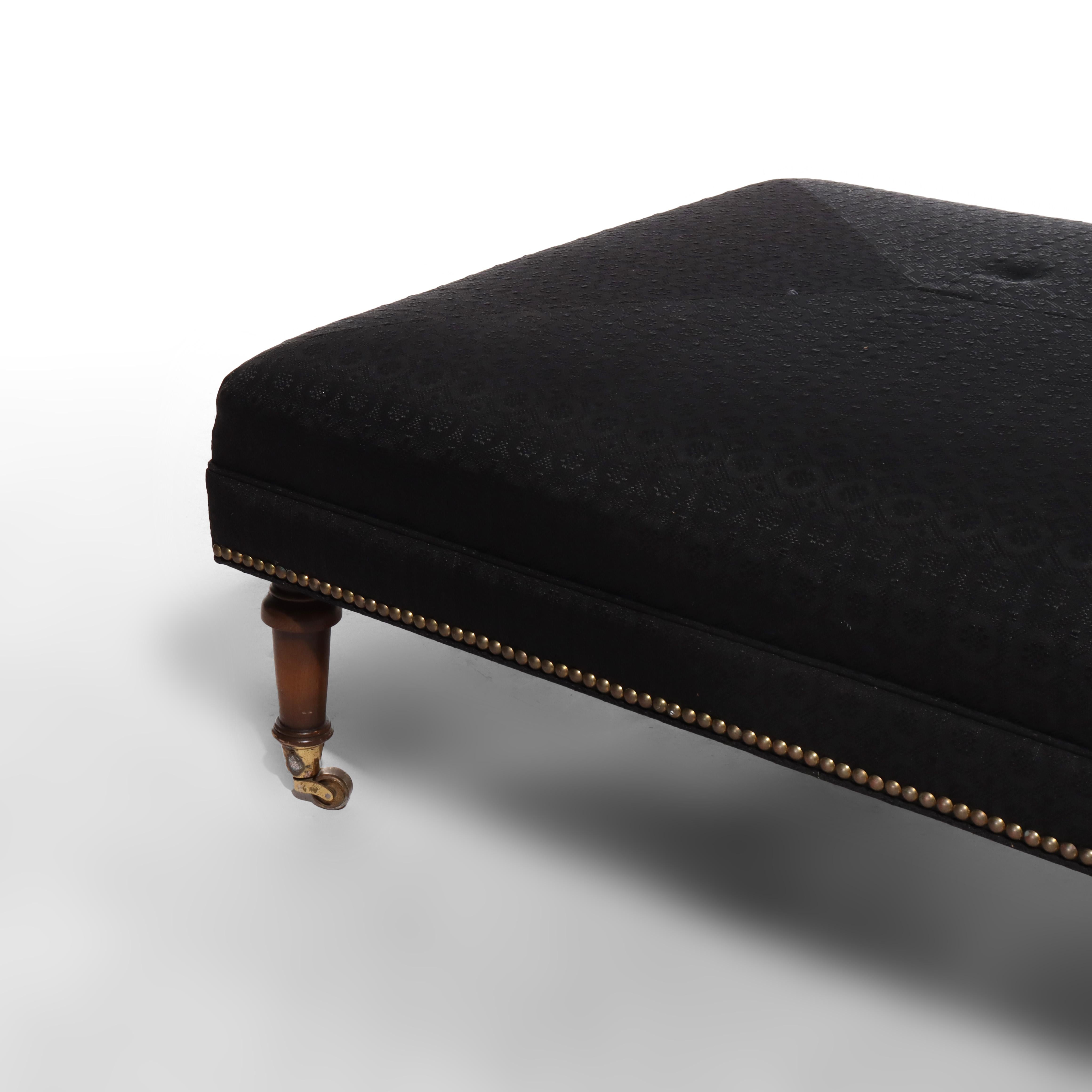 20ième siècle Ottoman surdimensionné Vintage Brunschwig & Fils Style Upholstering en acajou de style Sheraton en vente