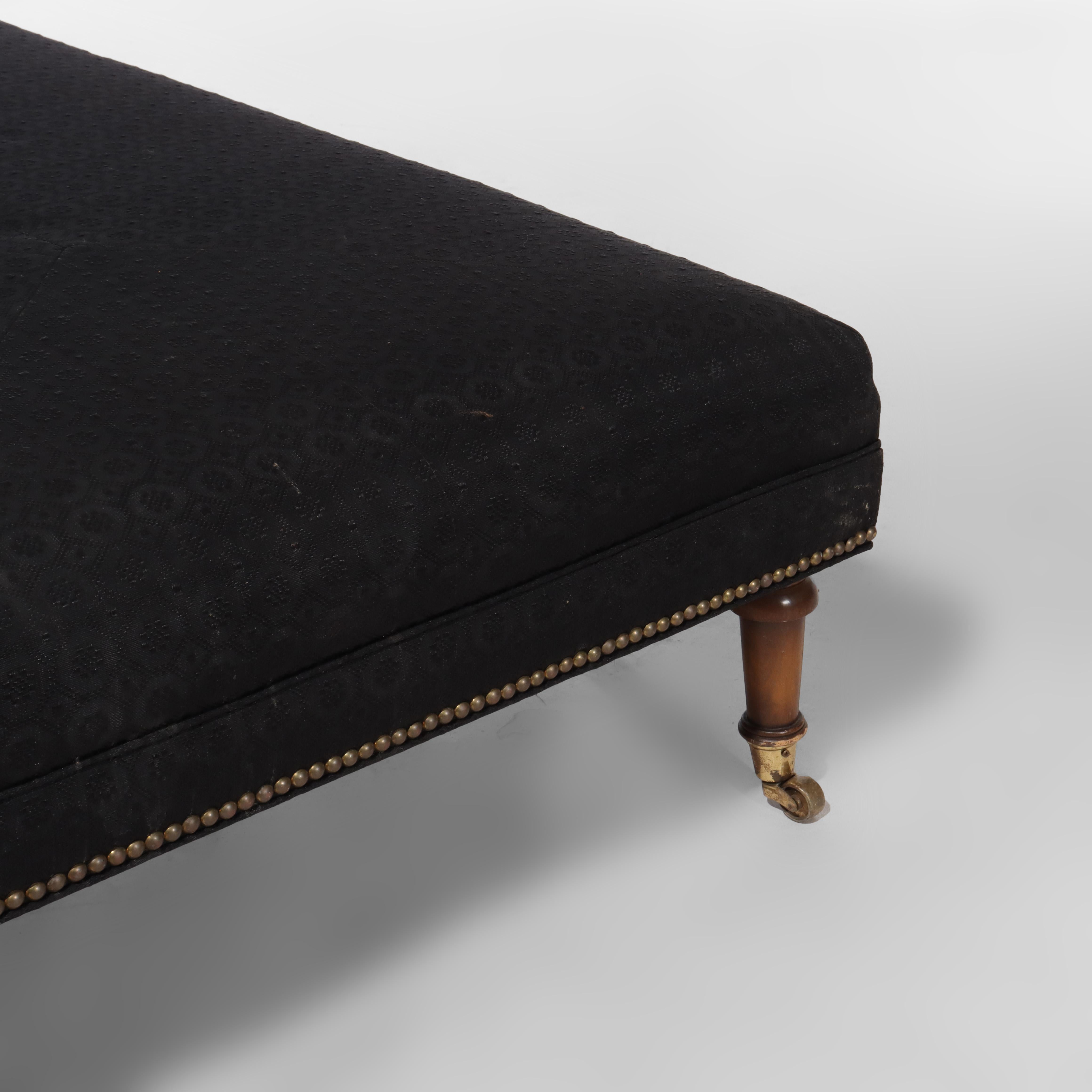 Tissu d'ameublement Ottoman surdimensionné Vintage Brunschwig & Fils Style Upholstering en acajou de style Sheraton en vente