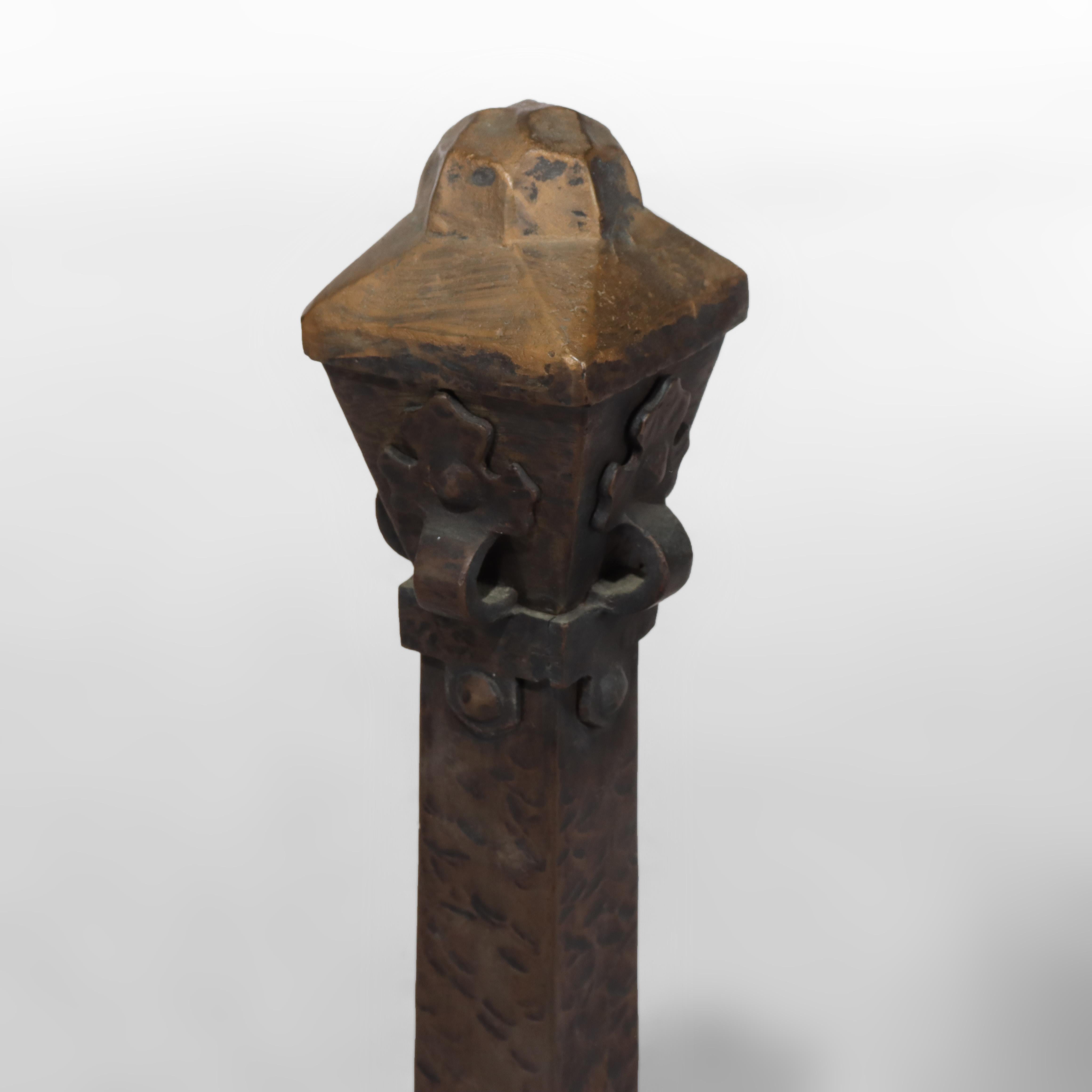Coppia di antichi androni in rame martellato e ferro battuto Arts & Crafts del 1910 circa In condizioni buone in vendita a Big Flats, NY