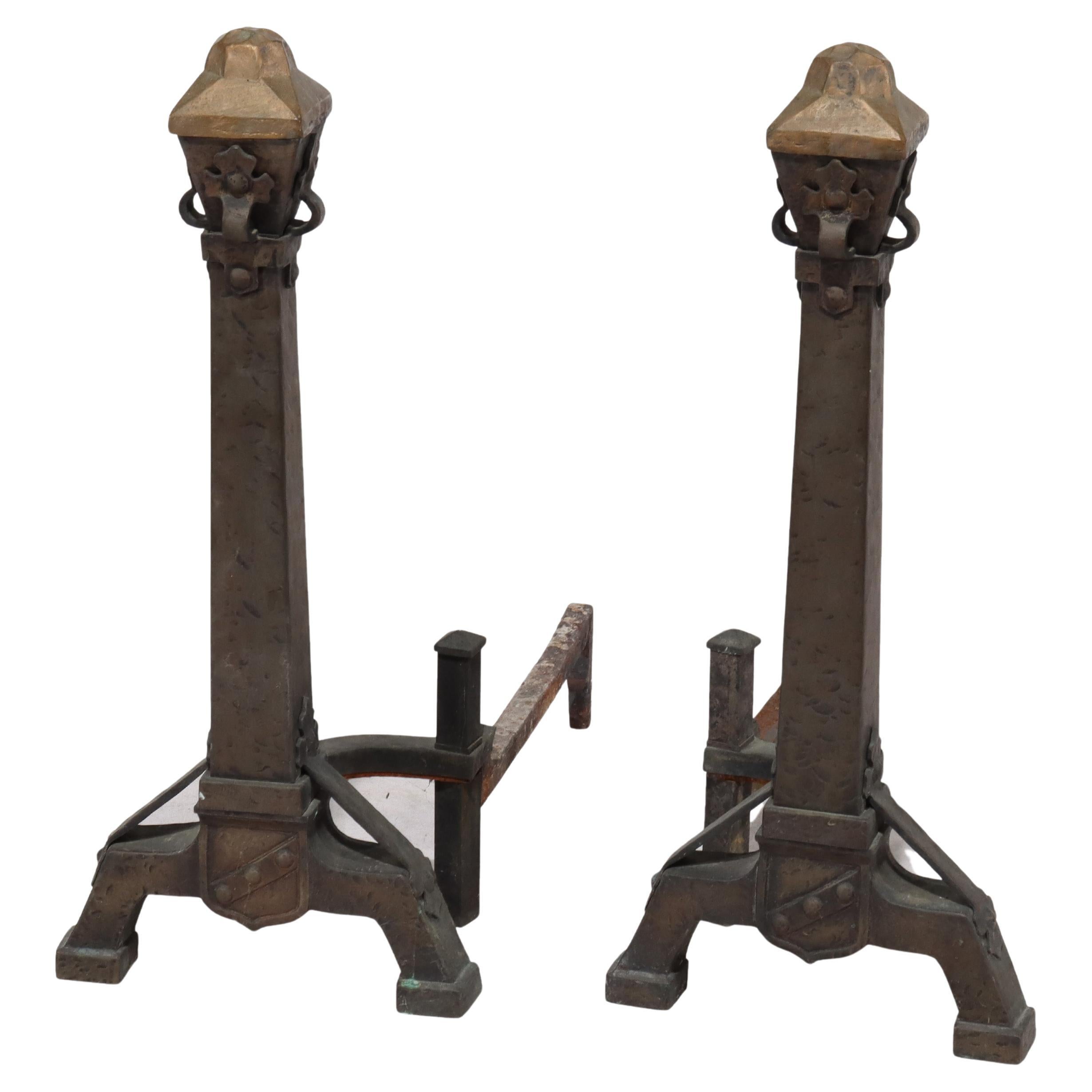 Coppia di antichi androni in rame martellato e ferro battuto Arts & Crafts del 1910 circa in vendita