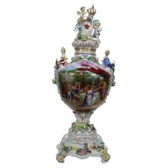 Meissener Porzellanurne im Stil Ludwigs XIV. mit figürlichen und floralen Darstellungen, um 1880