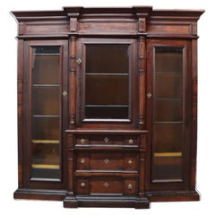 Escritorio-librería victoriano de gran tamaño, de nogal y madera con nudos, con tres puertas, de alrededor de 1880