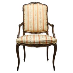 Sillón de nogal tallado con motivos florales, estilo Luis XV, hacia 1900