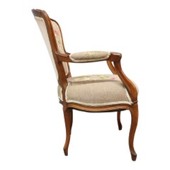 Poltrona in stile Luigi XV francese, in noce intagliato con tappezzeria floreale, 1900 circa