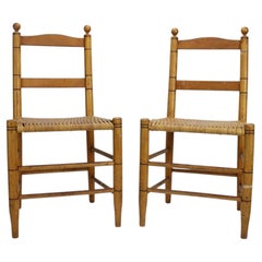 Paire de chaises d'enfants de style artisanal en érable et jonc, avec garnitures noircies, vers 1920