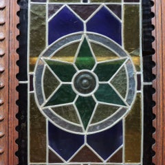 Englisches Sideboard aus geschnitztem Eichenholz im jakobinischen Stil mit kunstvoll verziertem Buntglas, um 1900