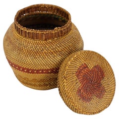 Cesta bulbosa tejida con tapa, de los nativos americanos Makah del Noroeste del Pacífico, de estilo antiguo, alrededor de 1920