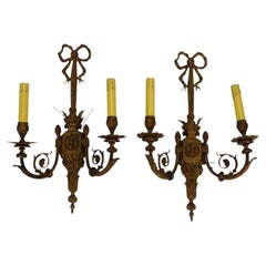 Ein Paar antike Wandleuchten im Louis-XIV-Stil aus vergoldeter Bronze mit zwei Leuchten, um 1920