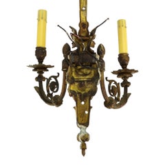 Ein Paar antike Wandleuchten im Louis-XIV-Stil aus vergoldeter Bronze mit zwei Leuchten, um 1920