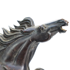 Feng Shui: gruppo di 8 cavalli al galoppo intagliati in diaspro nero con base in legno, 1920 circa