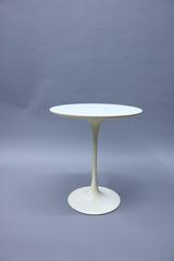 Mid-Century Modern White Eero Saarinen Knoll Tulip Table, circa 1950