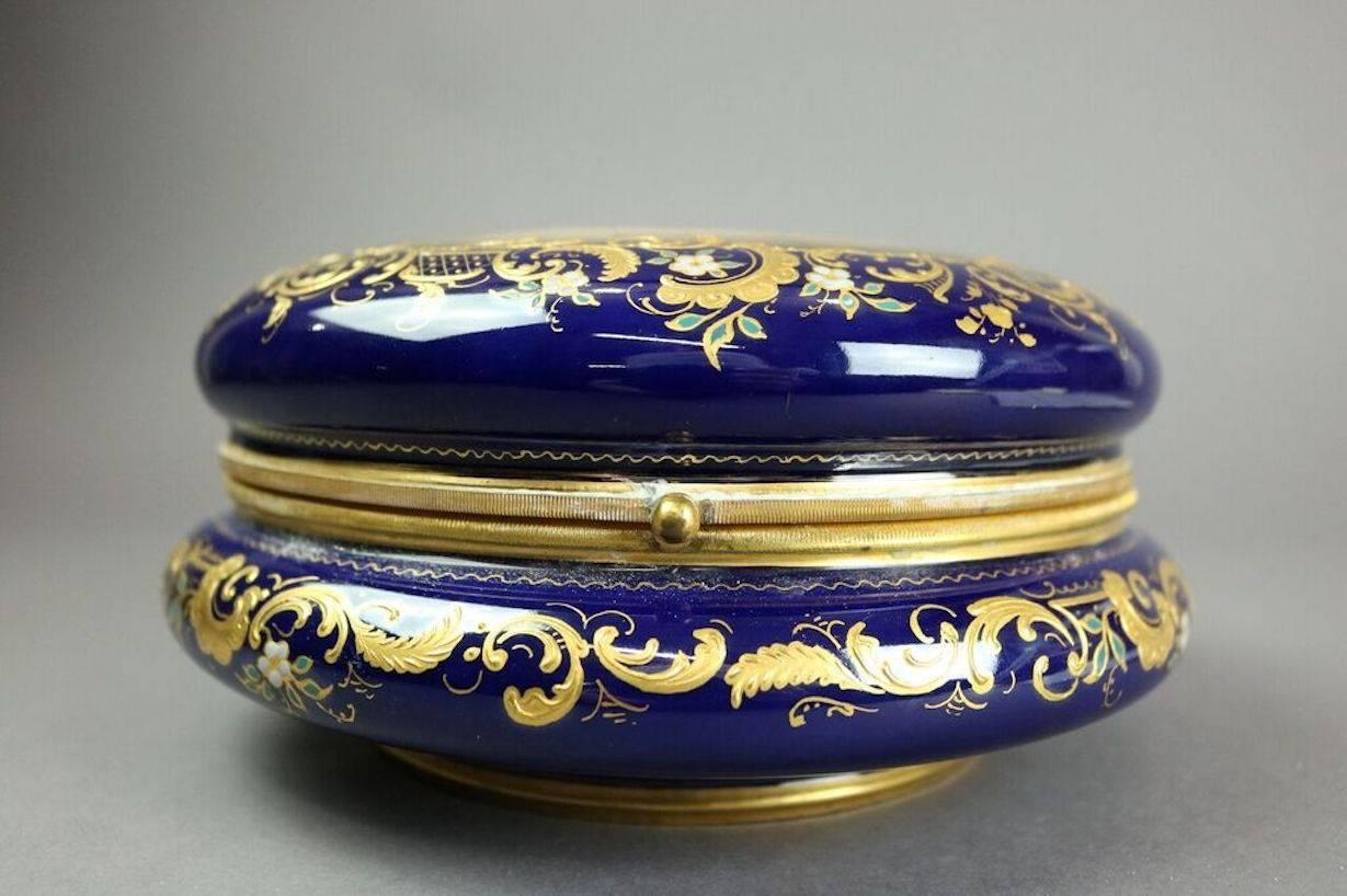 Austrian Oversized Royal Vienna Hand-Painted Artist Signed Dresser Box, circa 1870