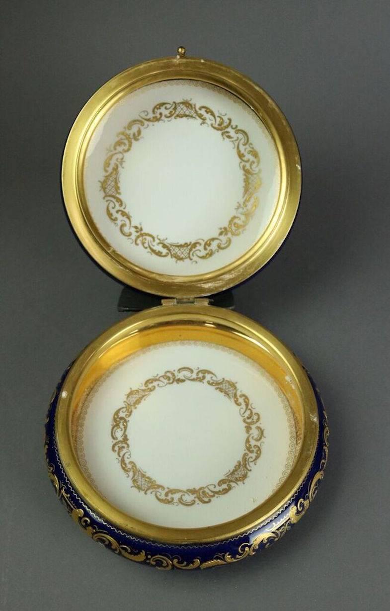 19th Century Oversized Royal Vienna Hand-Painted Artist Signed Dresser Box, circa 1870