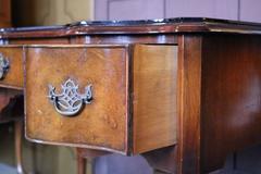 Antique French, stile Luigi XV, tavolo da toeletta Kittinger con piano in vetro in mogano
