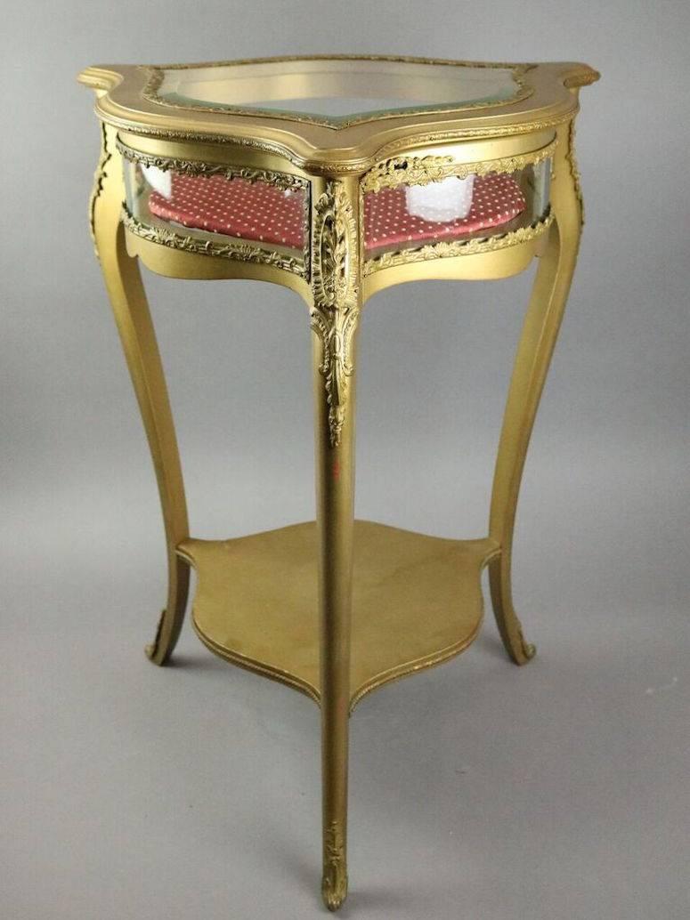 Beveled French Louis XV Style Giltwood Shield Shaped Curio Side Table, Early 1900