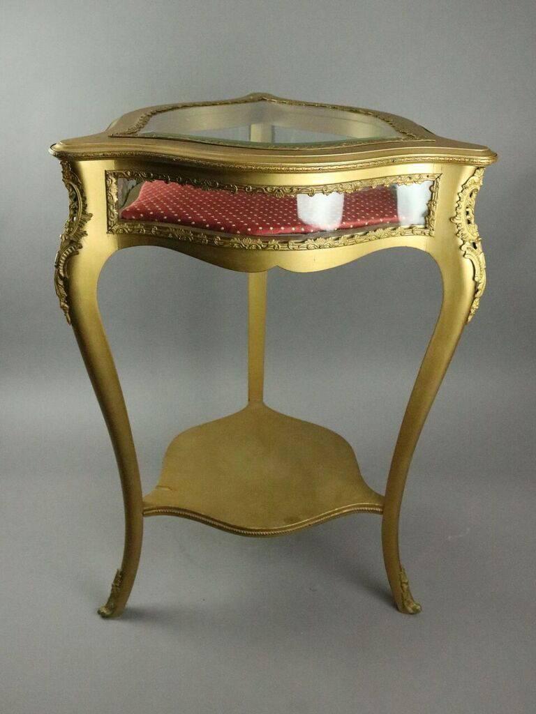 French Louis XV Style Giltwood Shield Shaped Curio Side Table, Early 1900 In Good Condition In Big Flats, NY