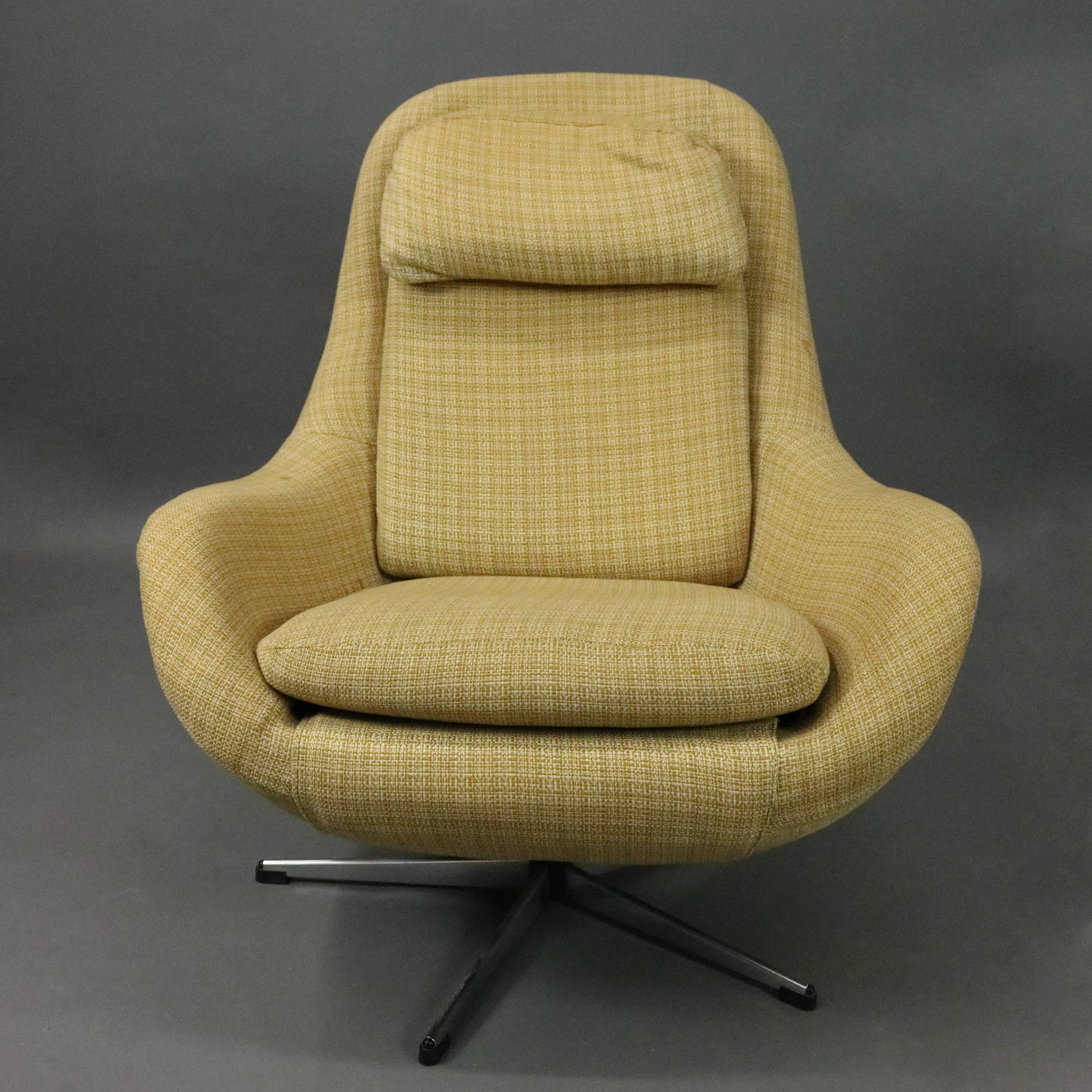 Vintage Mid-Century Modern Knoll style swivel club chair features upholstered swivel seat on chrome base, circa 1960.

Measures: 37" H x 32" W x 24" D, 16" seat height.