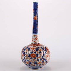 Antique vase à bourgeons en porcelaine Imari peint à la main et doré:: motif floral
