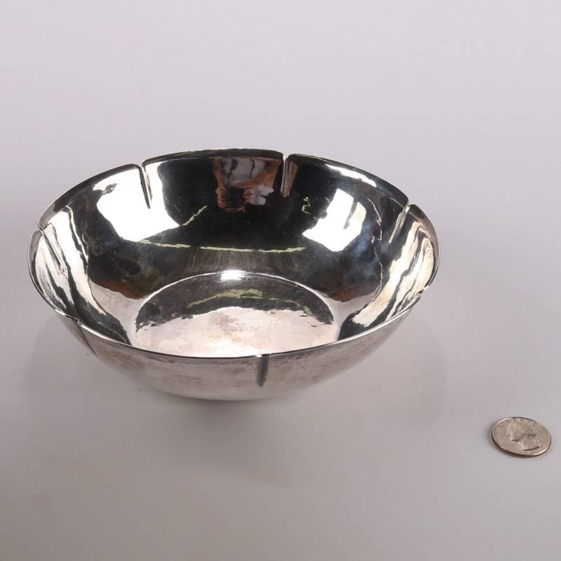 Antique Arts & Crafts hand-hammered sterling silver lobed bowl by Joel Hewes, School of Tiffany & Kalo, en verso stamp, 12.31 toz

Measures 2