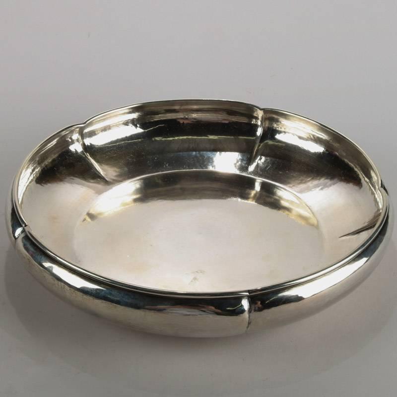 Antique Arts & Crafts sterling silver low bowl by Kalo, Chicago, with embossed "T" on front, en verso Sterling Silver Kalo M323, 16.45 toz

Measures: 1.75" H x 9.25" diameter @ mouth.