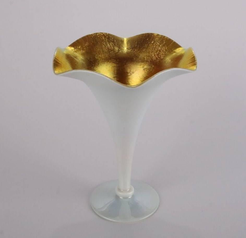 Antique & Fine Steuben Gold Aurene over Calcite Ruffled Rim Fluted Trumpet Vase In Good Condition In Big Flats, NY