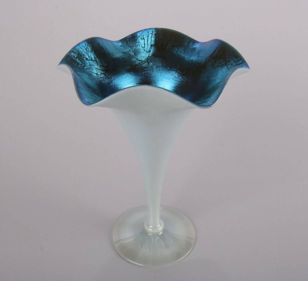 Antique & Fine Steuben Blue Aurene over Calcite Ruffled Rim Fluted Trumpet Vase In Good Condition In Big Flats, NY