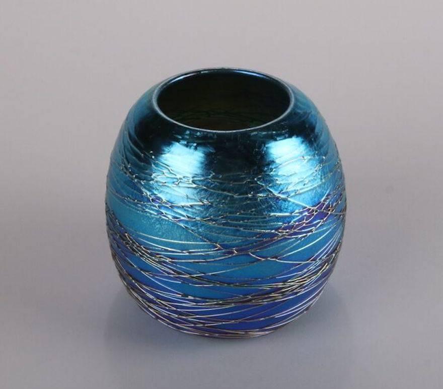 Durand iridescent blue art glass silver threaded beehive vase, signed on base "Durand 1995-4"

Measures: 3.75" height x 4"diameter.