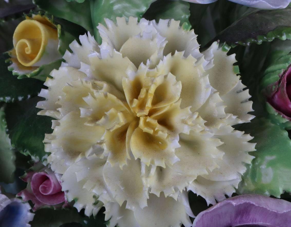 Bouquet floral anglais Royal Adderley peint à la main & en porcelaine osseuse dorée:: vers 1950 1