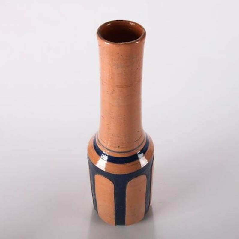 Early Randy Webb Mid-Century Modern studio art pottery vase features bottle form with cobalt glaze striping on body, signed on base "Webb '34", mid-20th century
Provenance: Deaccessioned from the Randy Webb Collection of the Randy Webb